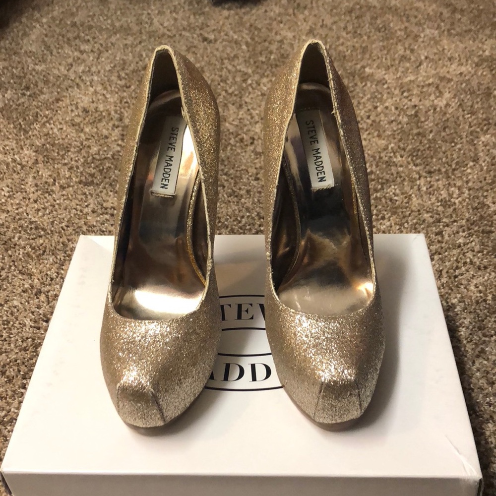 Steve Madden Gold Glitter Pump